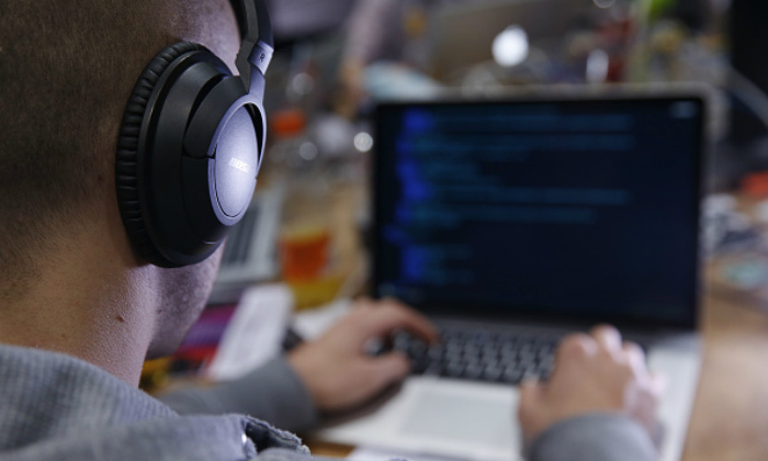 hacker-con-cascos-700420.jpg