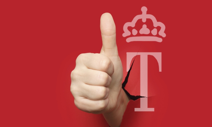 tesoro-mano-fondo-rojo.jpg