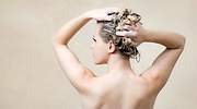 ¿Cómo debo lavarme el pelo en verano? 10 claves que recomiendan los expertos