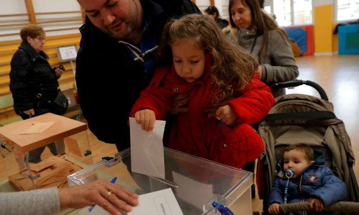 elecciones-10n-familia-vota-reuters.jpg