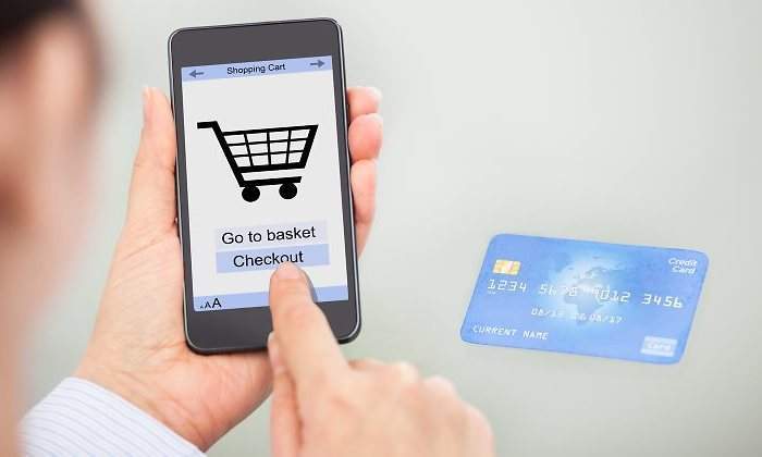 700x420_comercio-online-movil-tarjeta-770-dreamstime.jpg