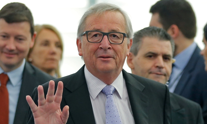 juncker-mano.jpg