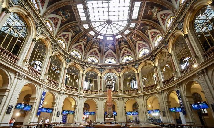 700x420_bolsa-madrid-interior-reloj-techo-ibex-getty-770x420.jpg