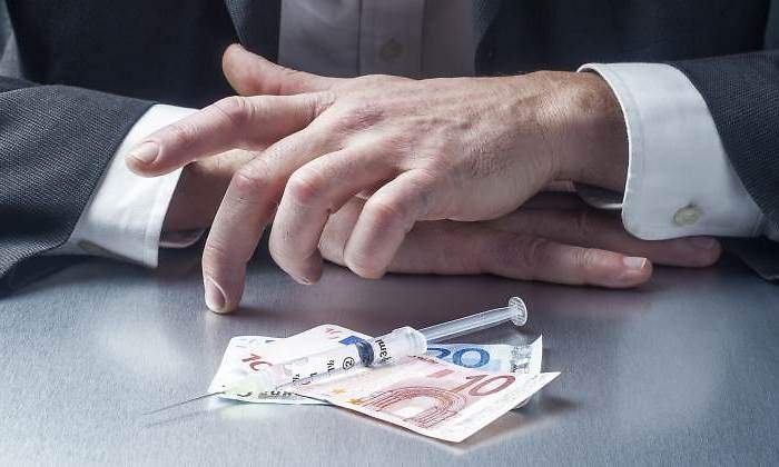 700x420_jeringuilla-dinero-manos-770.jpg