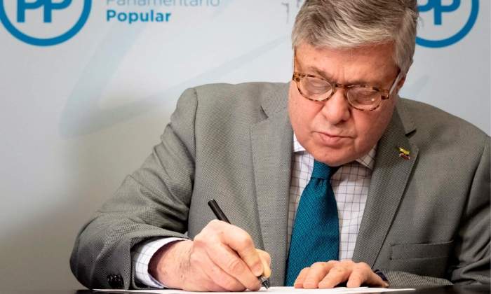 leopoldo-lopez-firma-pp-efe.jpg