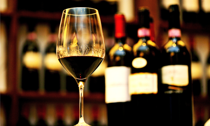 vino-botella-copa-700.png