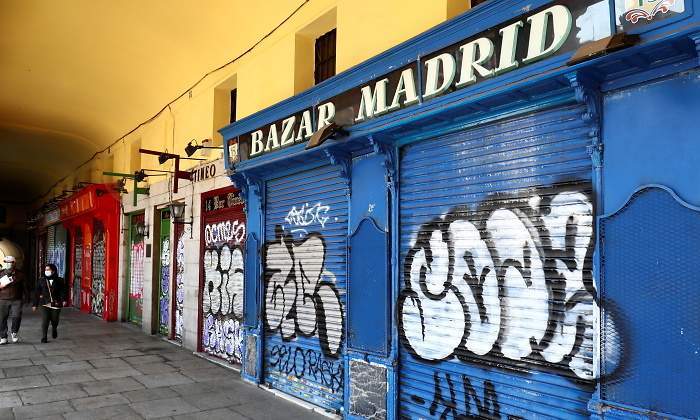 700x420_coronavirus-madrid-tiendas-cerradas-plaza-mayor-reuters.jpg