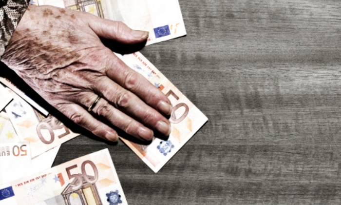 jubilada-mano-billetes.jpg