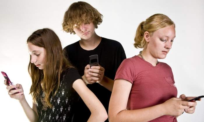adolescentes-movil-dreams.jpg