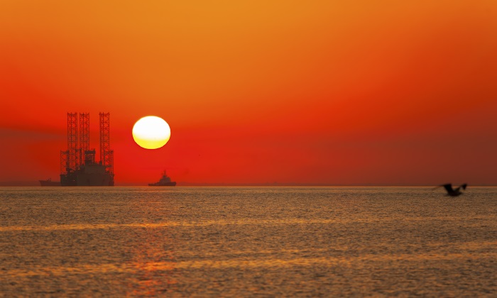 petroleo-luna-atardecer.jpg