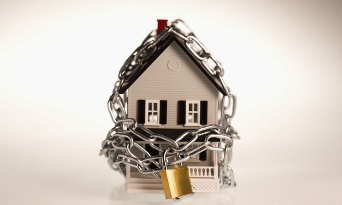 vivienda-cadenas-candado.jpg