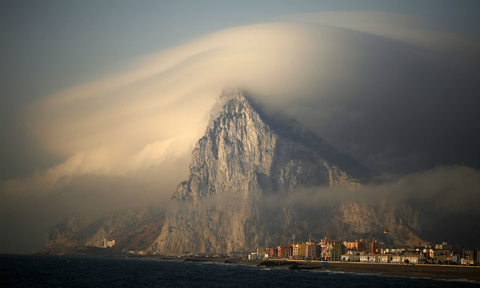 gibraltar-penon-sombras.jpg