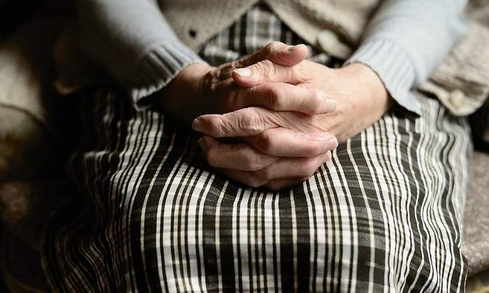 700x420_mujer-abuela-anciana-pensionista-pensiones-manos-pixabay-770x420.jpg