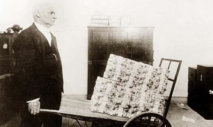 banquero-aleman-carreta-billetes.jpg