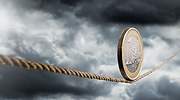 La tormenta perfecta que ha sorprendido al euro y podría destrozar todas las previsiones del mercado