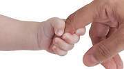 El Gobierno plantea permisos de paternidad igualitarios y quiere que sean intransferibles