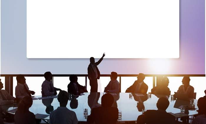 700x420_reunion-junta-pantalla-blanca-dreamstime.jpg