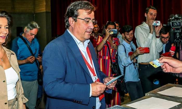 Guillermo Fernndez Vara votando este 26-M Foto EFE