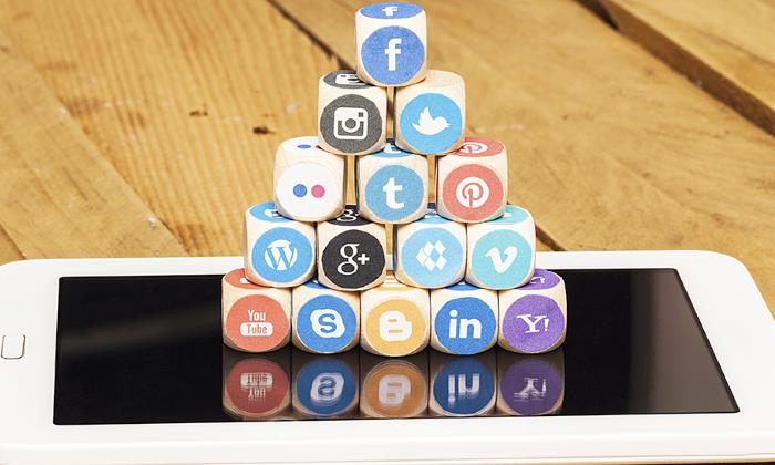redes-sociales-tablet-700-istock.jpg