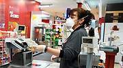 Las patronales de El Corte Inglés, Carrefour, Ikea, Mercadona y Dia piden poder vacunar a sus trabajadores