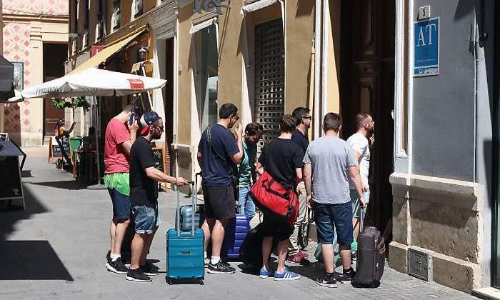 700x420_Turistas-accediendo-a-un-edificio-de-apartamentos-turisticos.jpg
