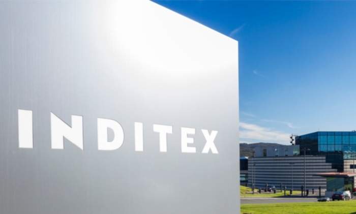 inditex-letrero-cesped-cielo.jpg