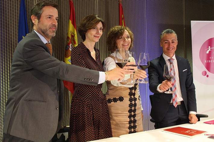 Brindis-tras-la-firma-del-convenio.jpg