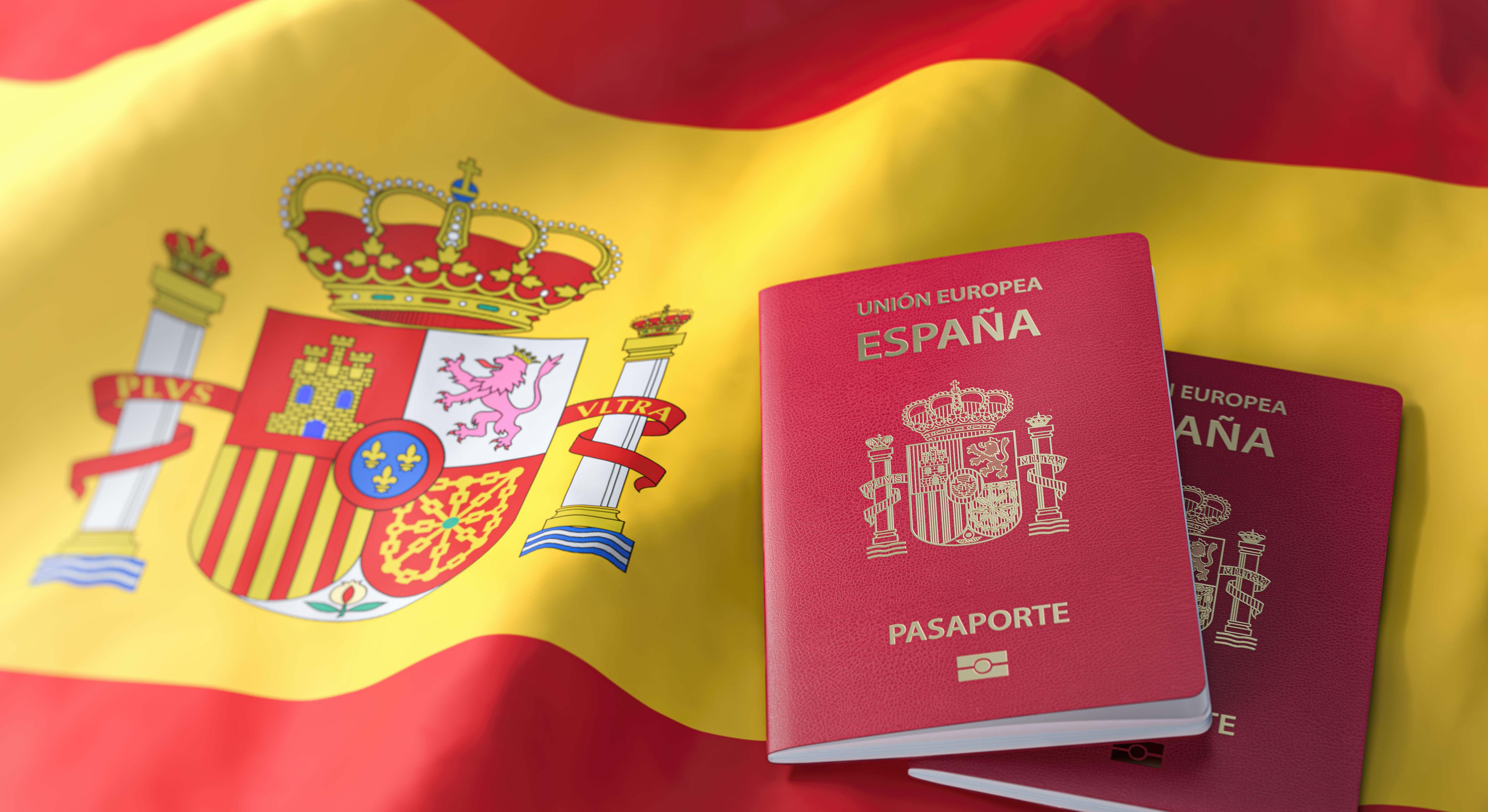 Pasaporte español sobre la bandera española