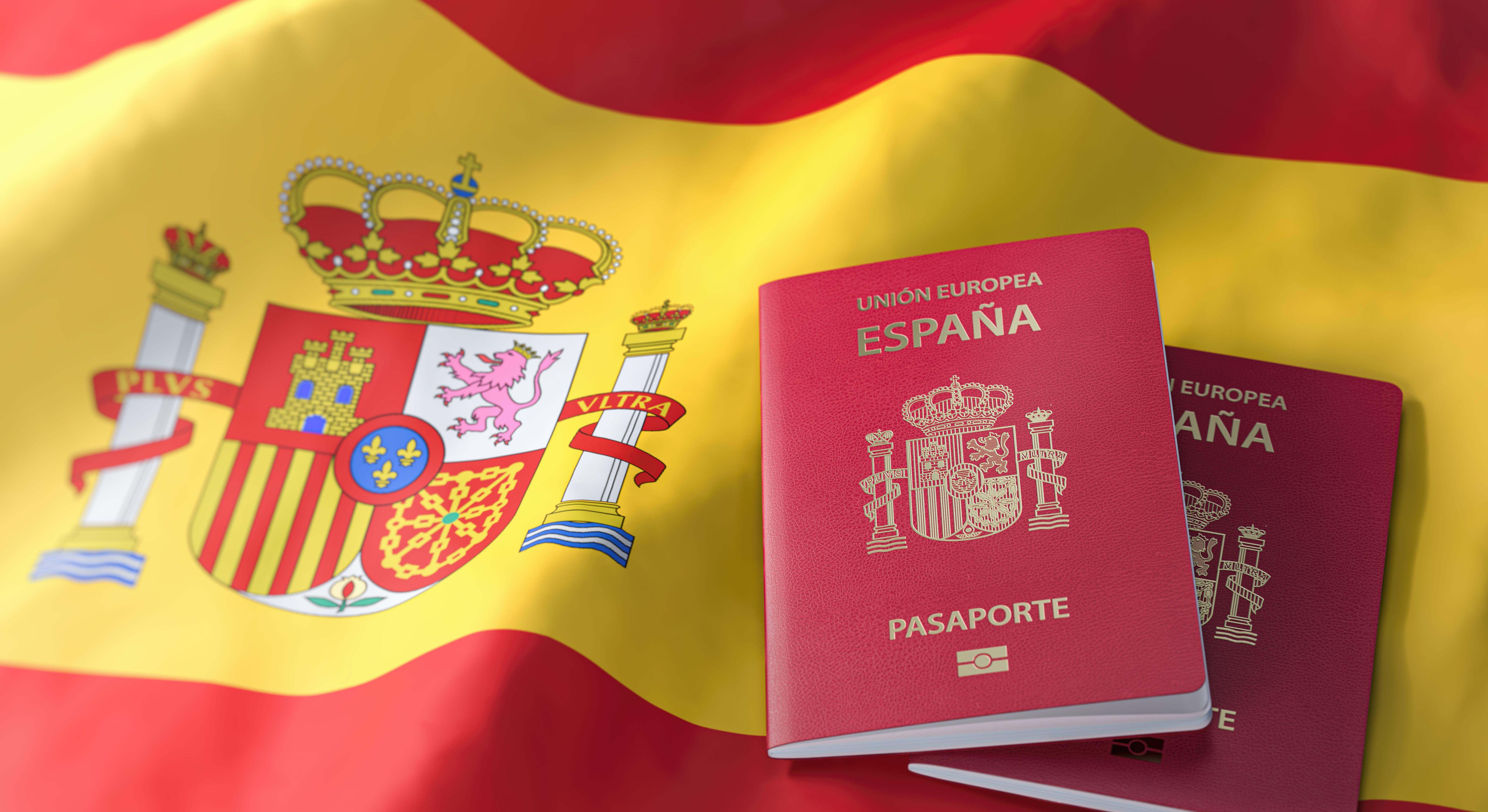 Pasaporte español sobre la bandera española
