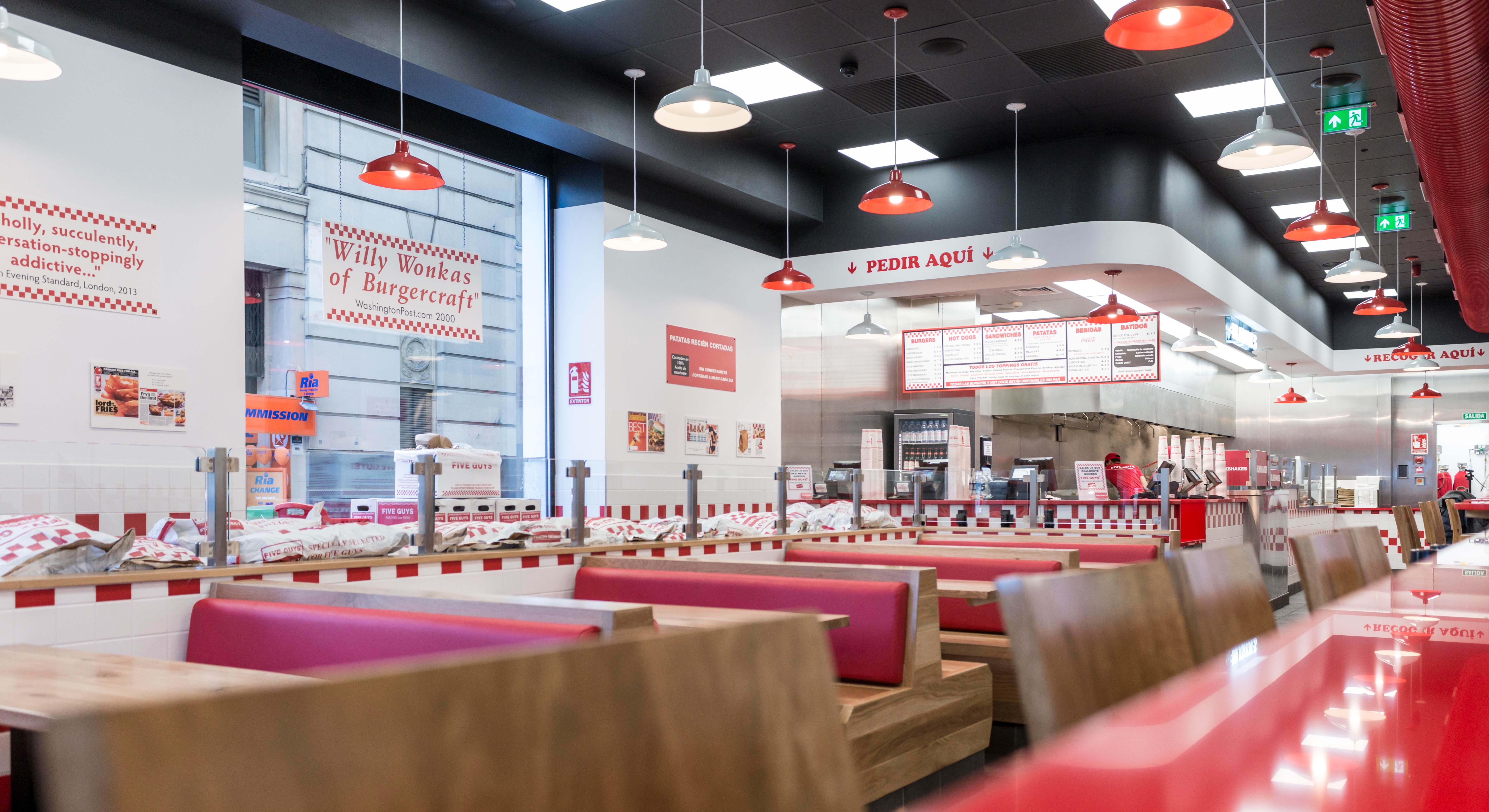 Local de Five Guys en la Gran Vía madrileña.