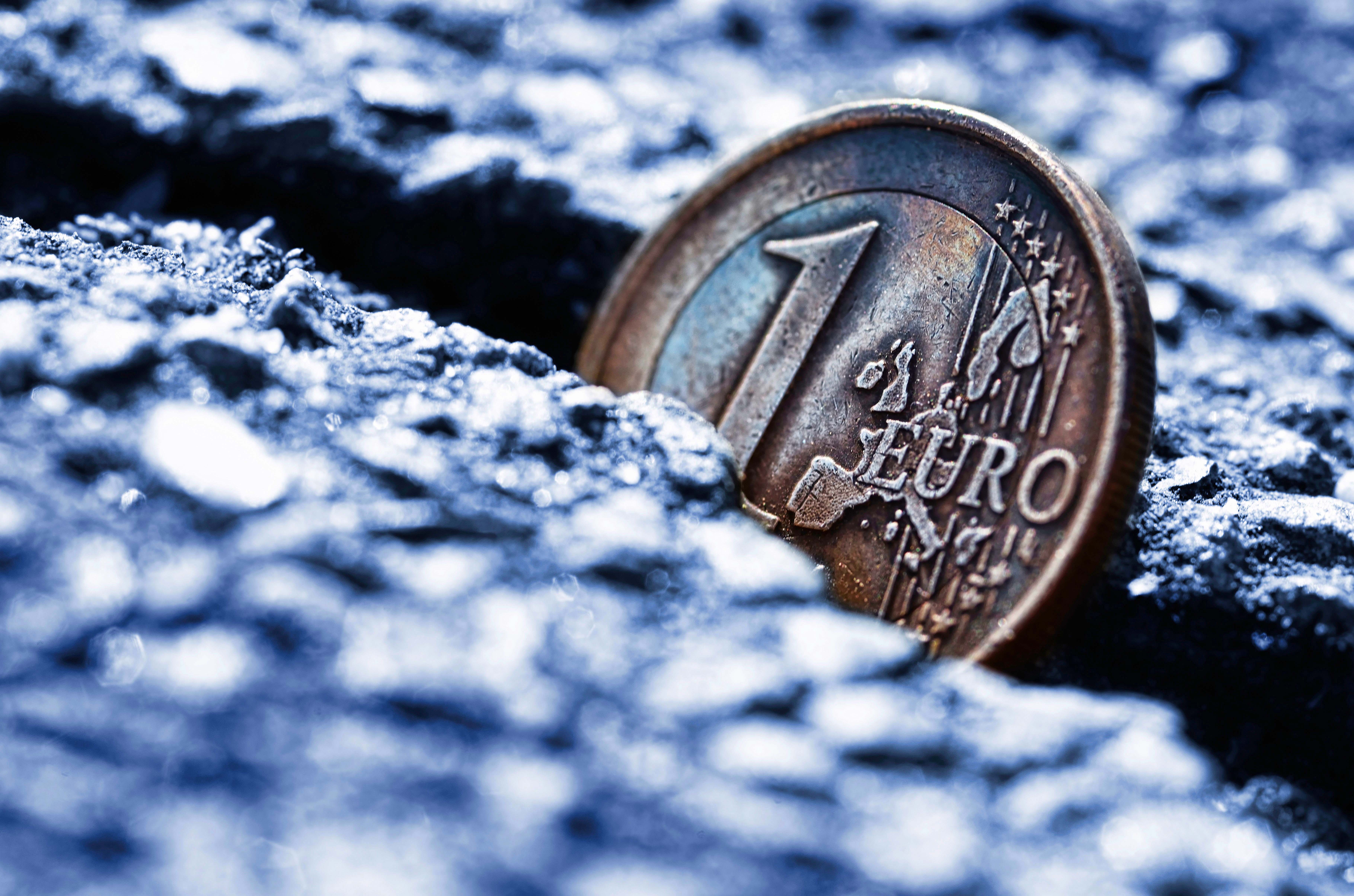 moneda de euro en una grieta