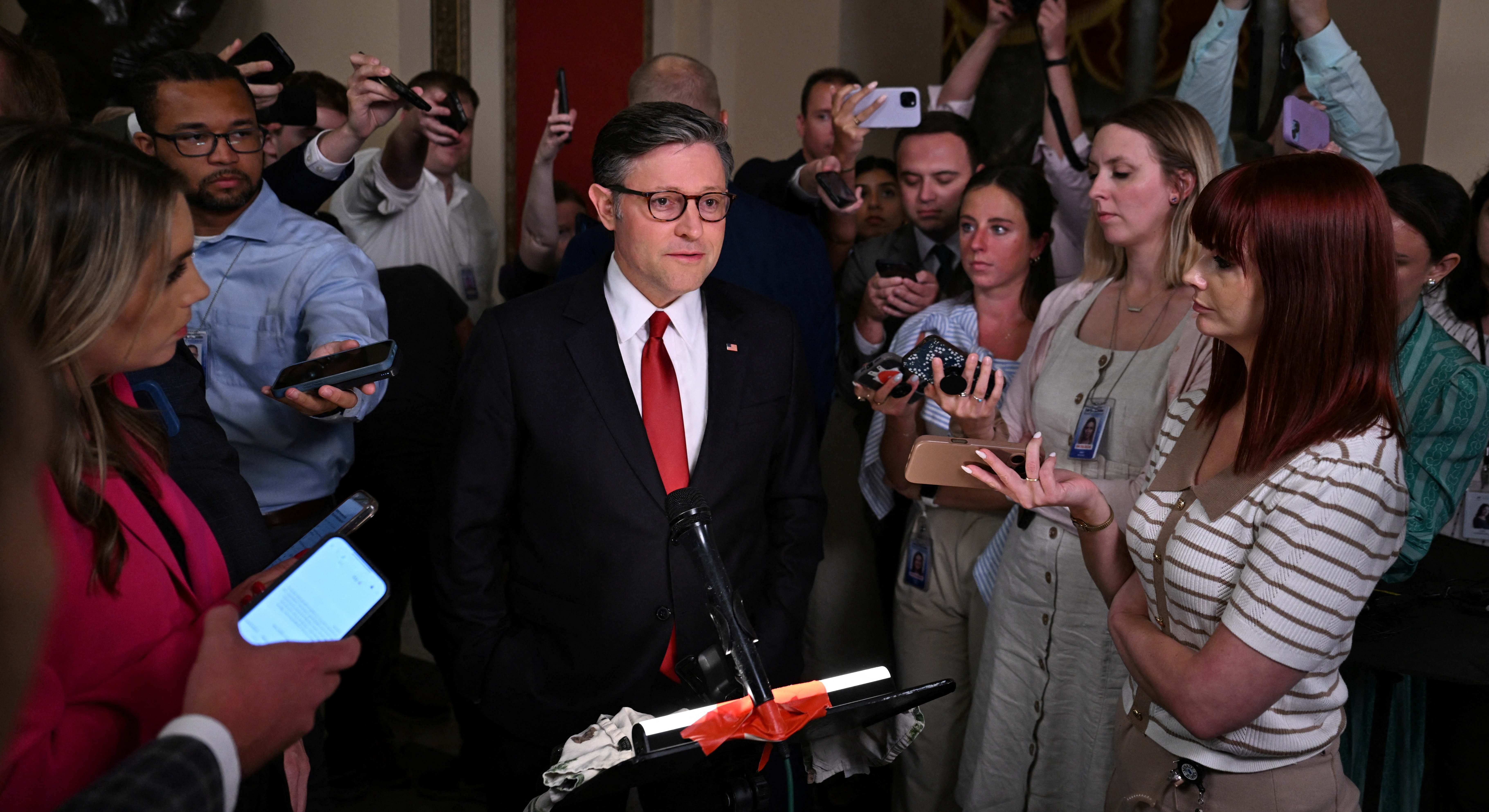El presidente del Congreso de EEUU, Mike Johnson, anuncia un acuerdo para aprobar la ley a las 4 de la madrugada. Foto: Reuters