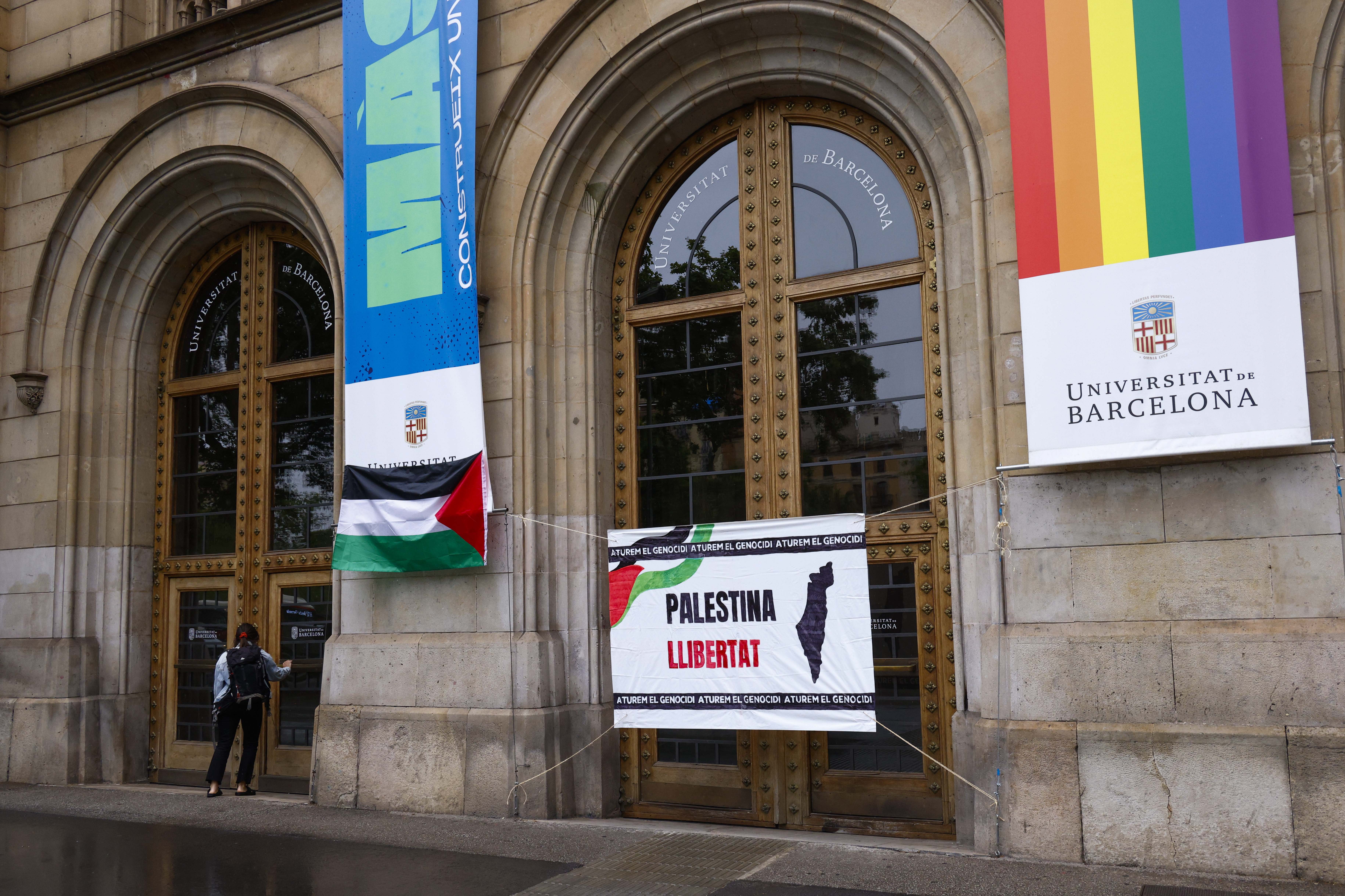 Los accesos al campus de la Universidad Autónoma de Barcelona (UAB) por Ferrocarriles de la Generalitat (FGC) y al edificio central (en la imagen) y al campus Raval de la Universidad de Barcelona (UB) están cortados desde primera hora de la mañana con mo