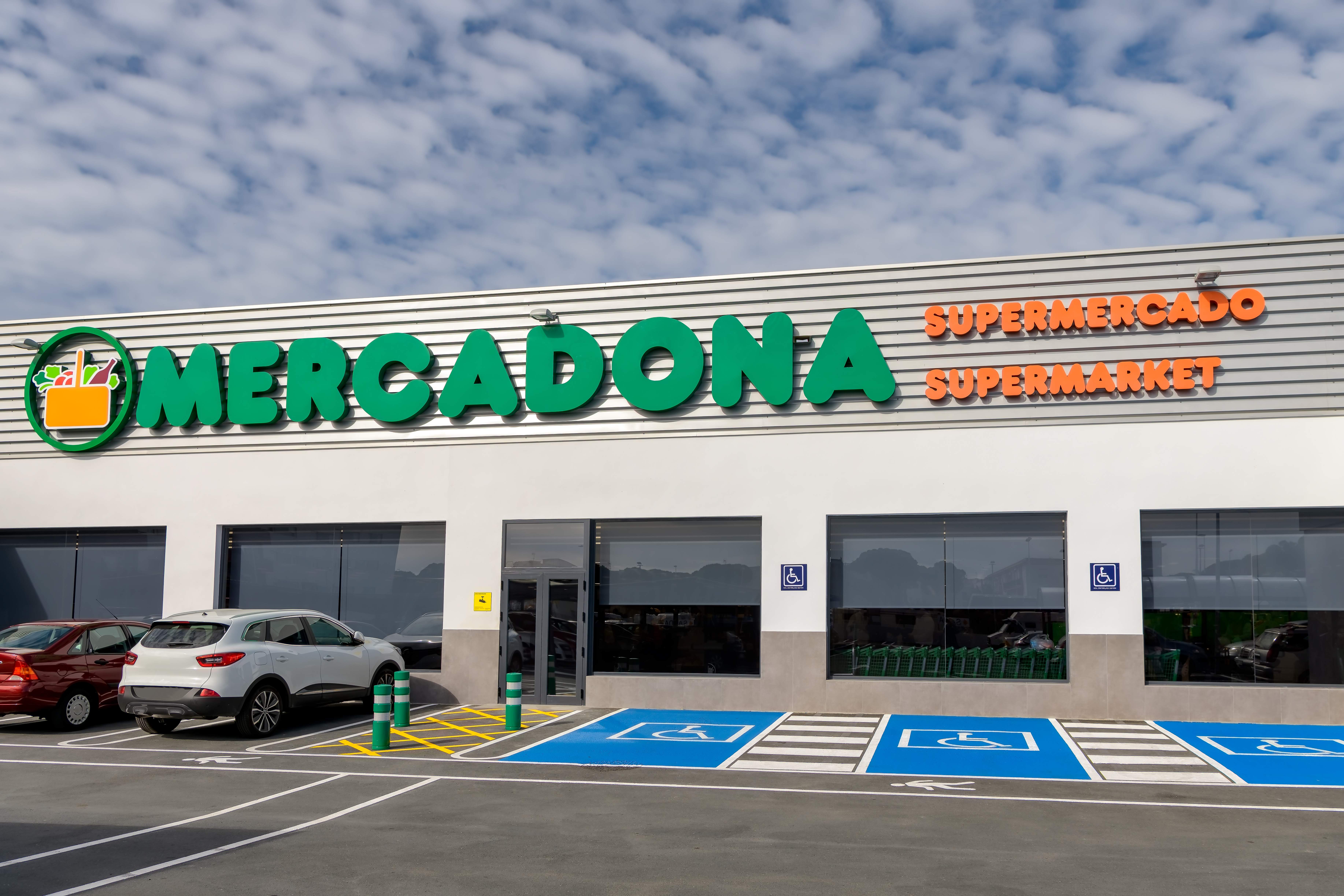 Parking-y-cartel-de-un-Mercadona-iStock.jpg