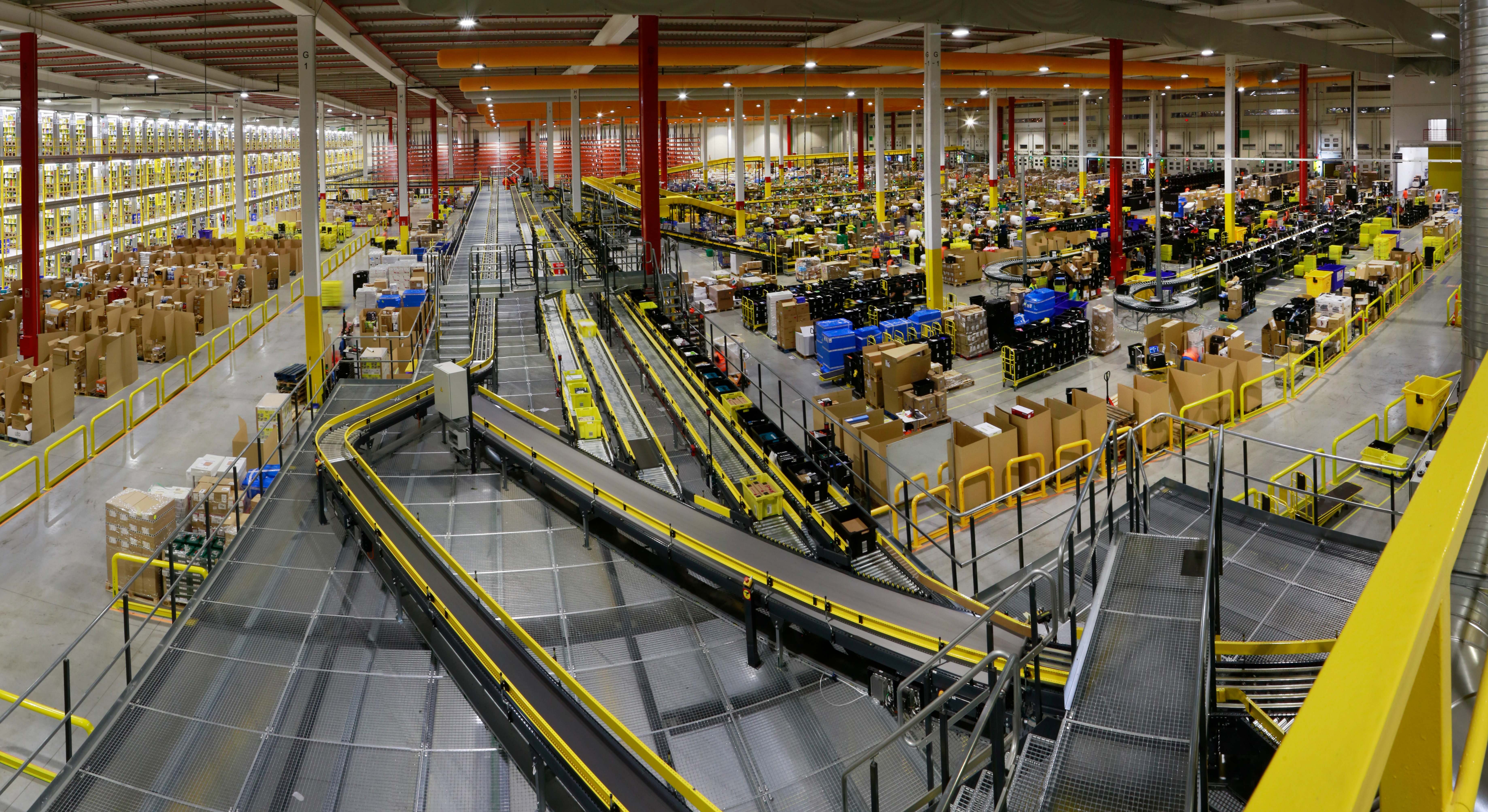 Interior de un centro logístico de Amazon.