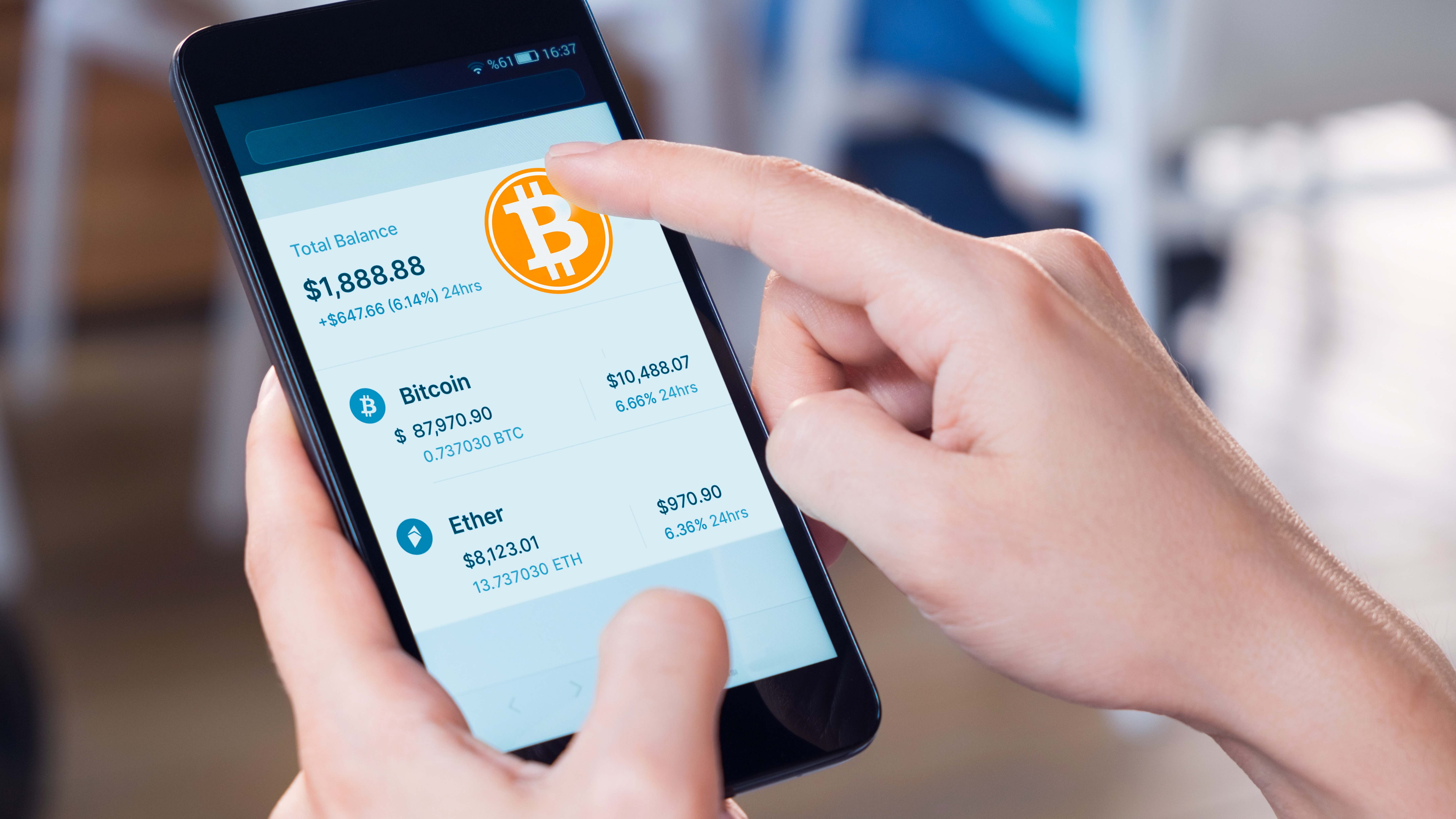 Una persona mira el saldo en criptomonedas