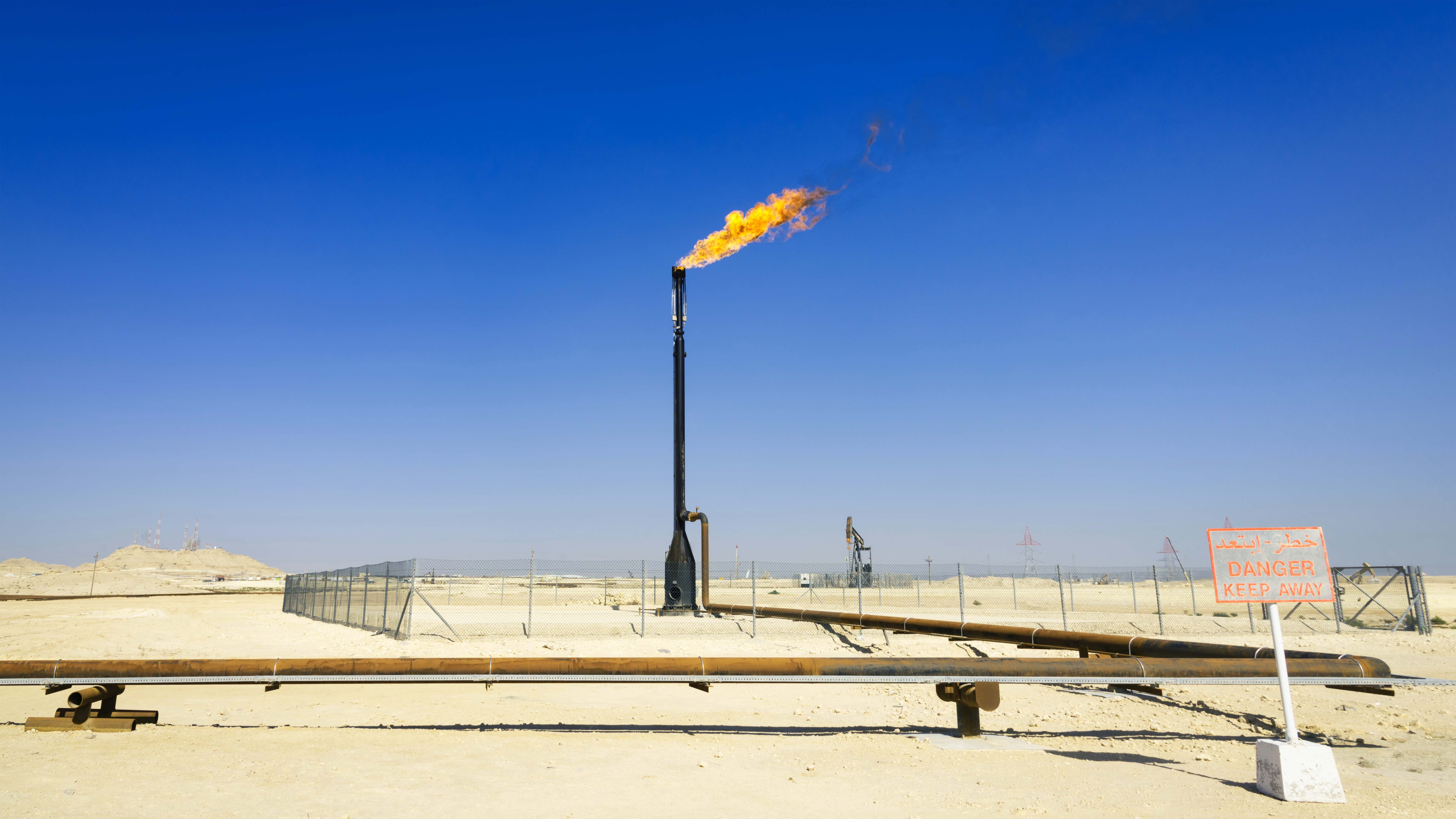 petróleo quema gas Arabia Saudí desierto