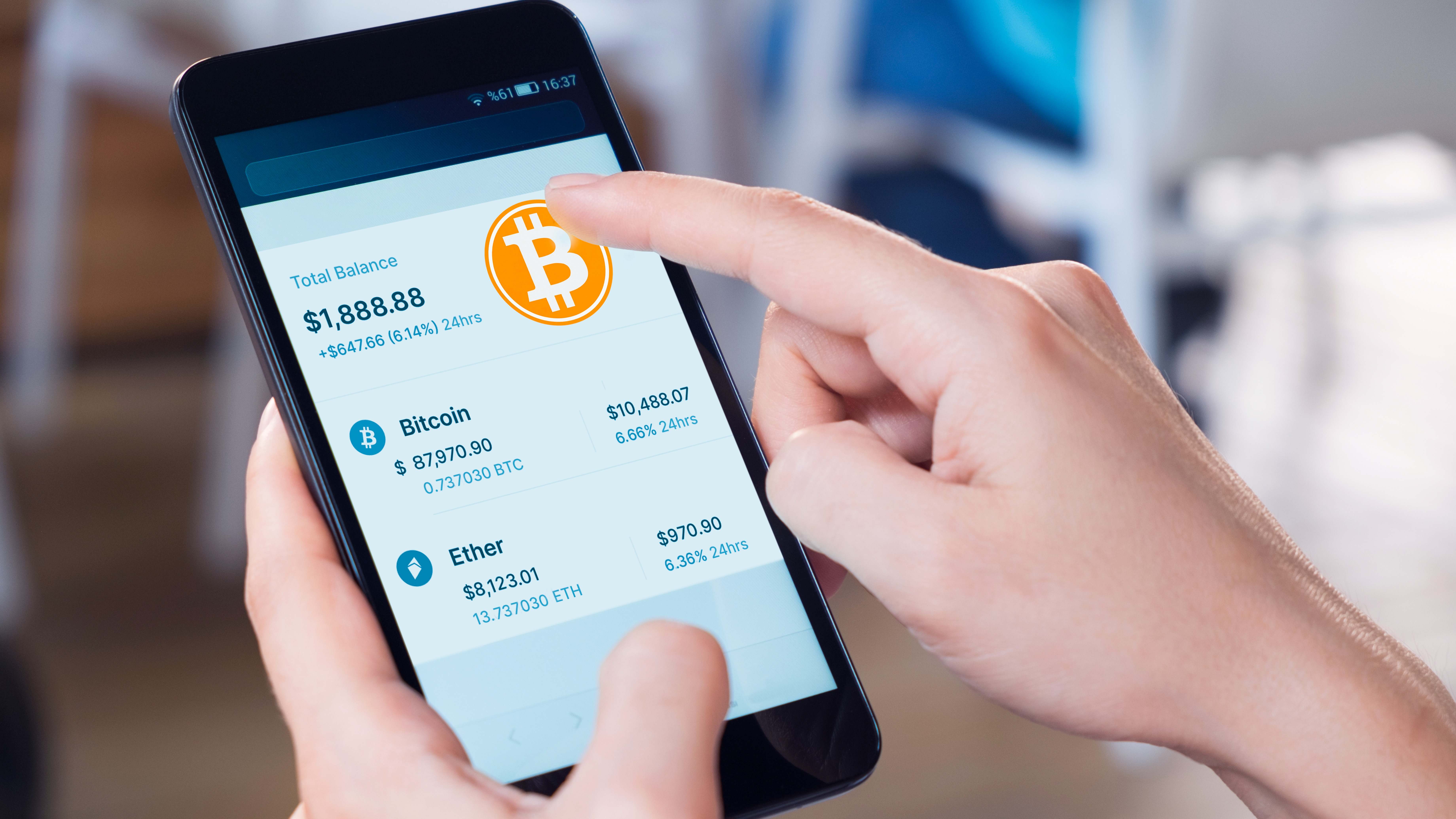 Una persona mira su inversión en bitcoin en el móvil