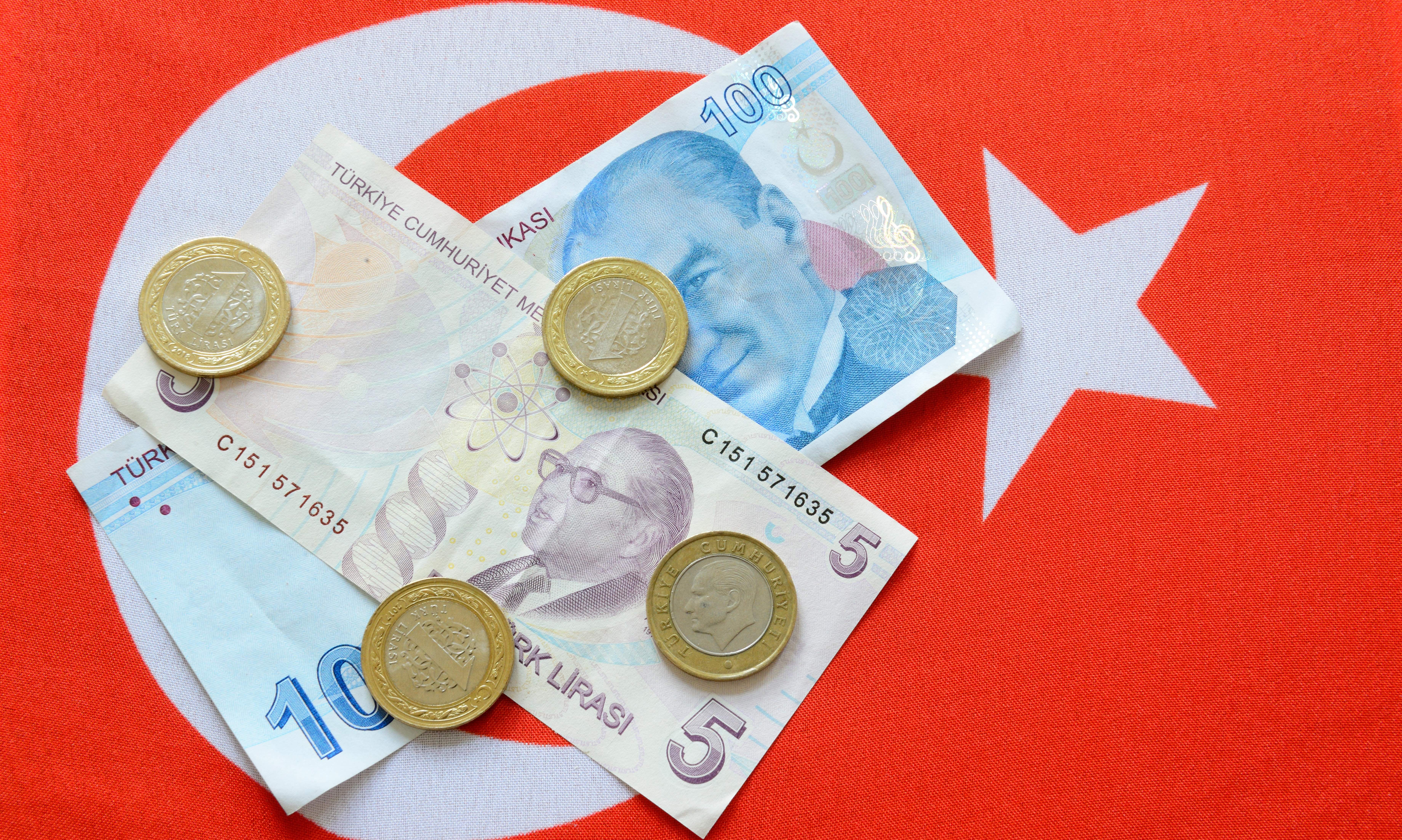 turquia-bandera-liras.jpg