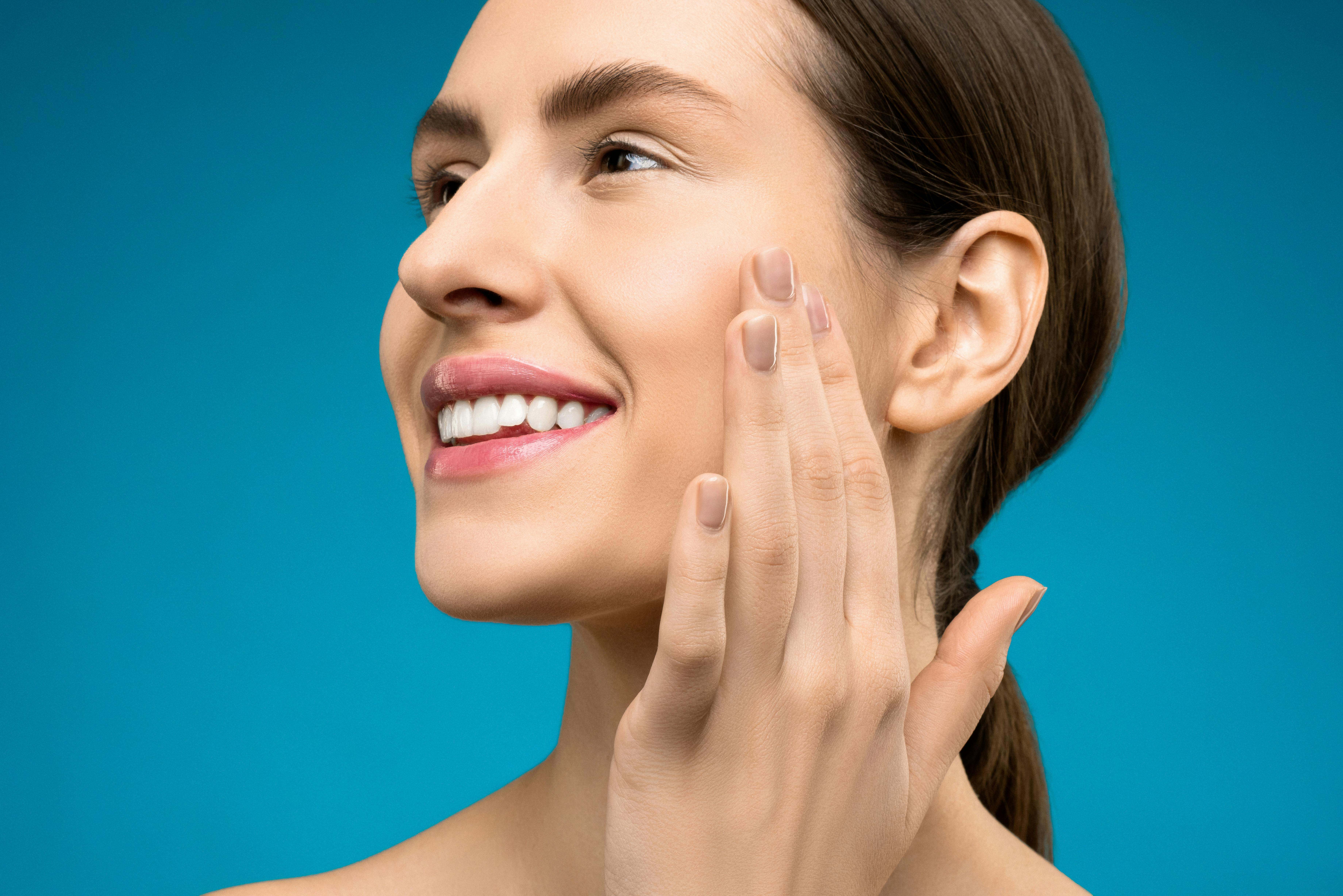 Una sonrisa perfecta en el rostro de una mujer