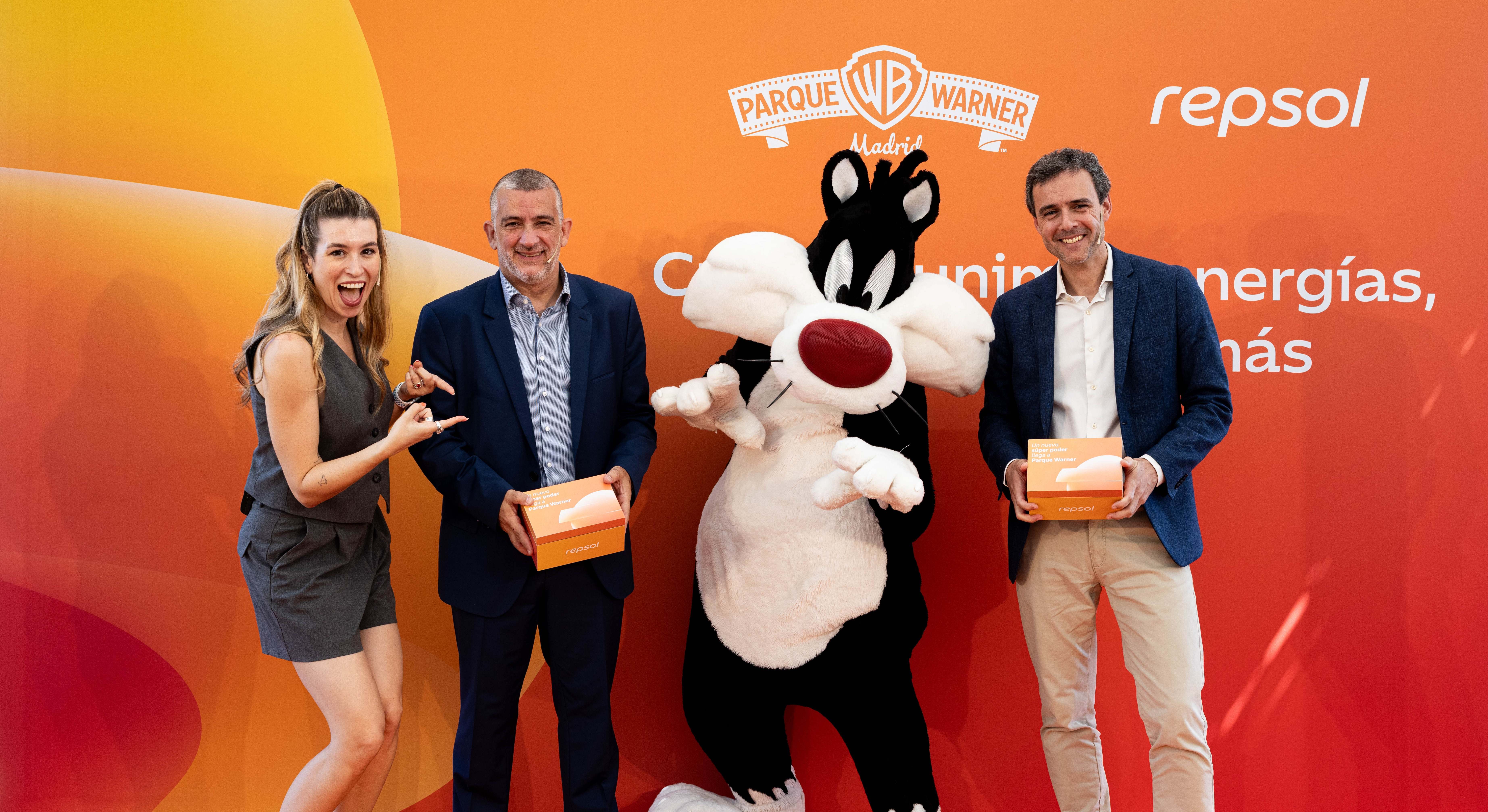 Diego Gracia, Director General de Parque Warner y Marcos Fraga, el Director de Comunicación y Marca de Repsol. / Repsol.