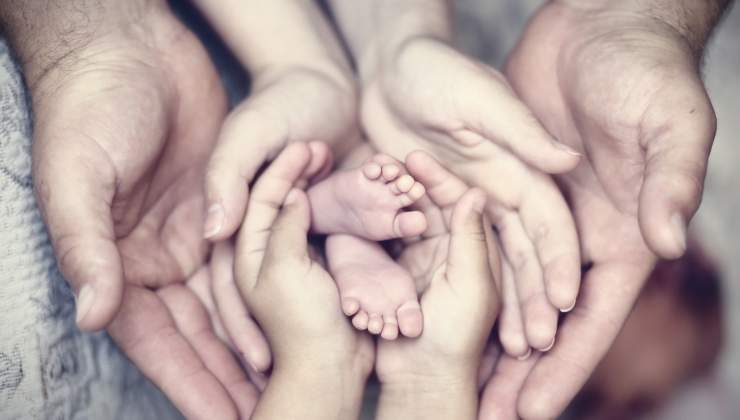 bebe-familia-manos.jpg
