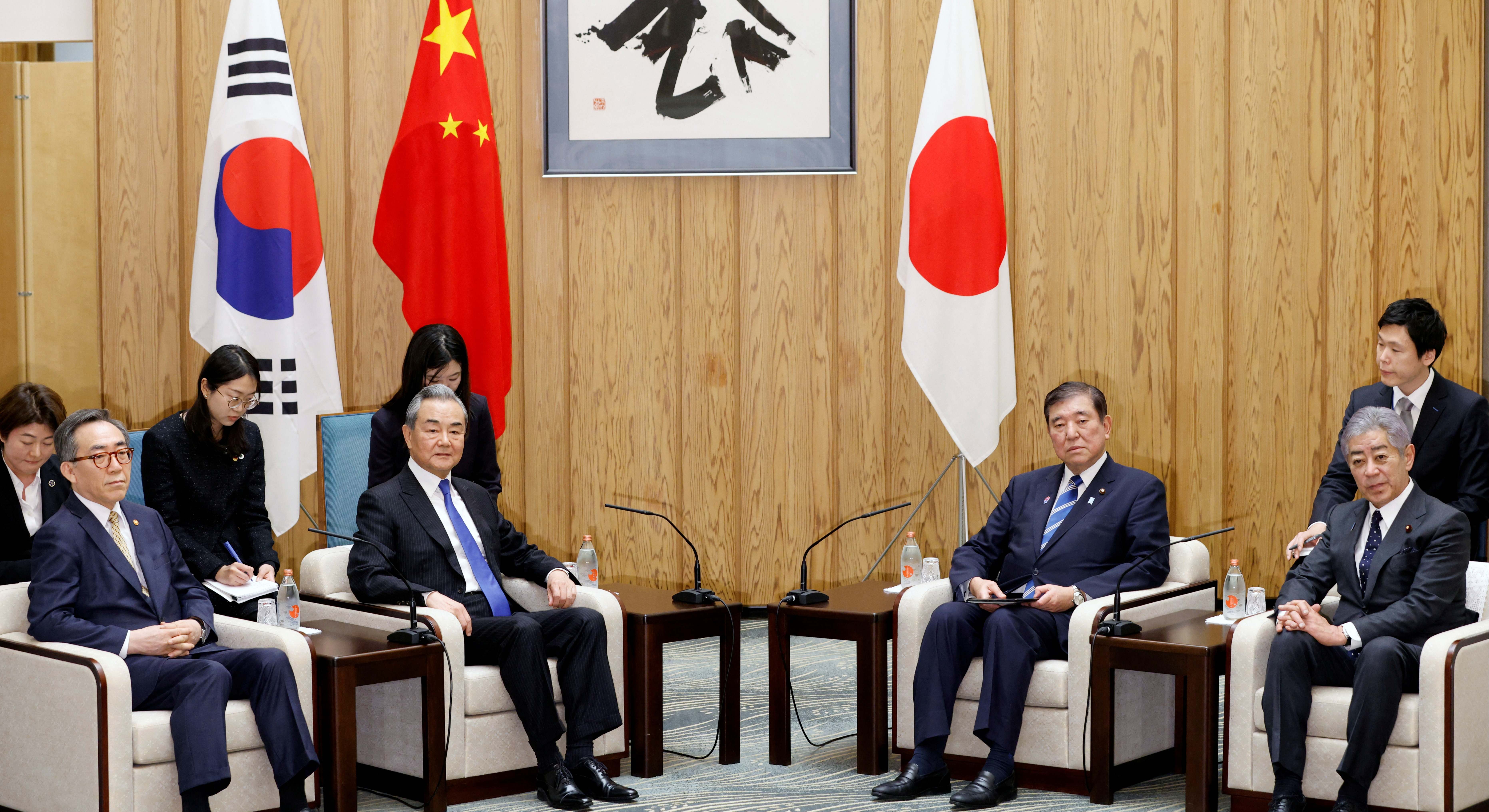 Los ministros de Exteriores de Corea del Sur y China, junto con el primer ministro de Japón. Foto: Reuters