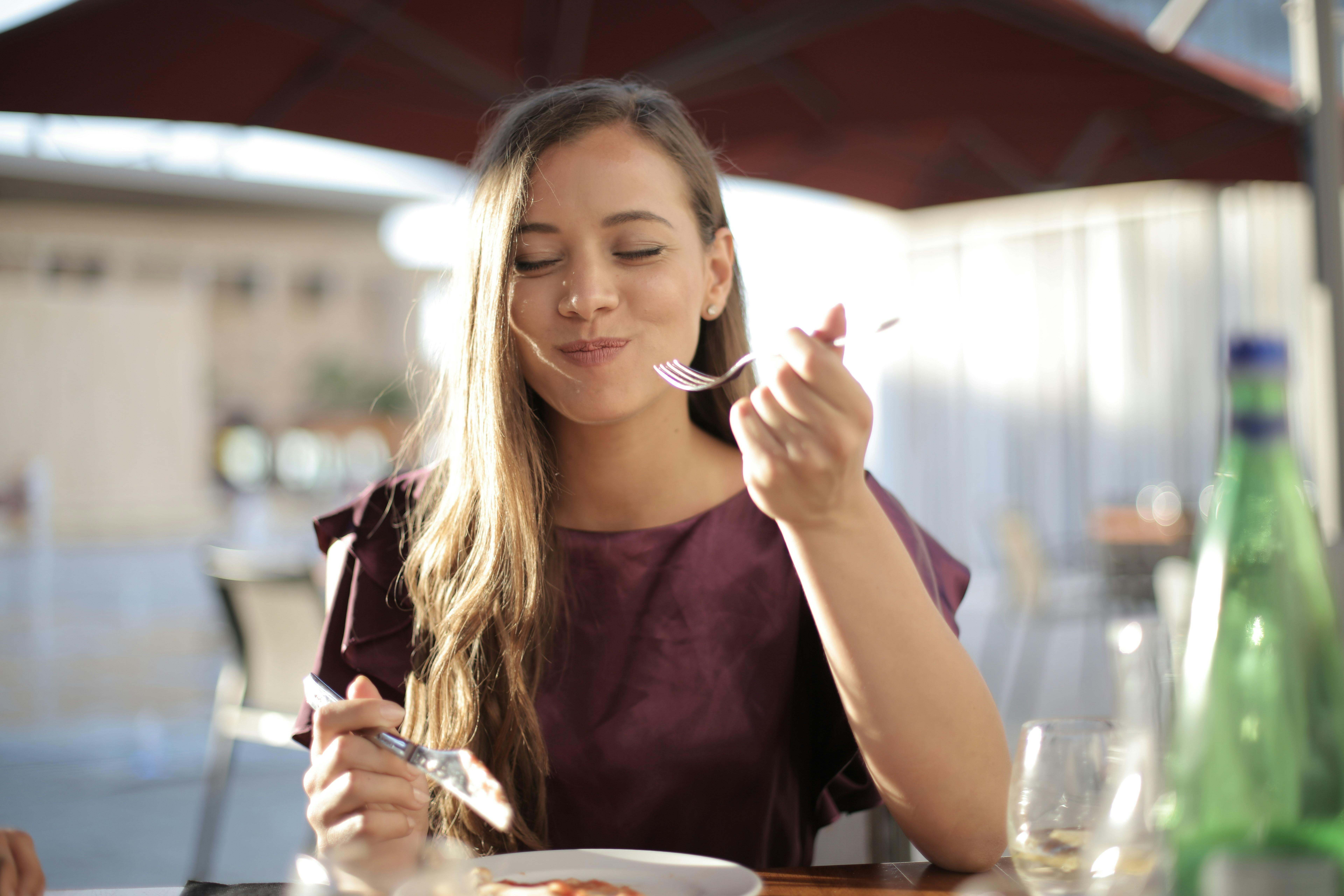 Una persona come un plato con cuchillo y tenedor