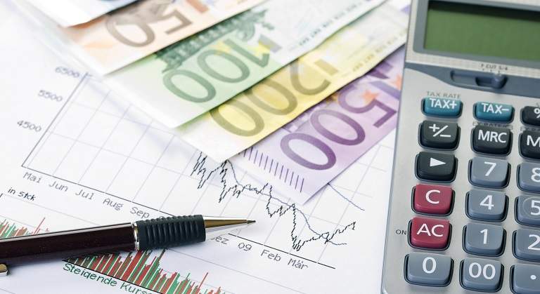 dinero-calculadora-prestamo-hipoteca-ahorro.jpg