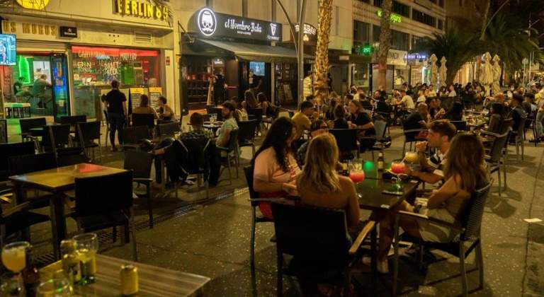 coronavirus-terraza-noche-canarias-efe.jpg
