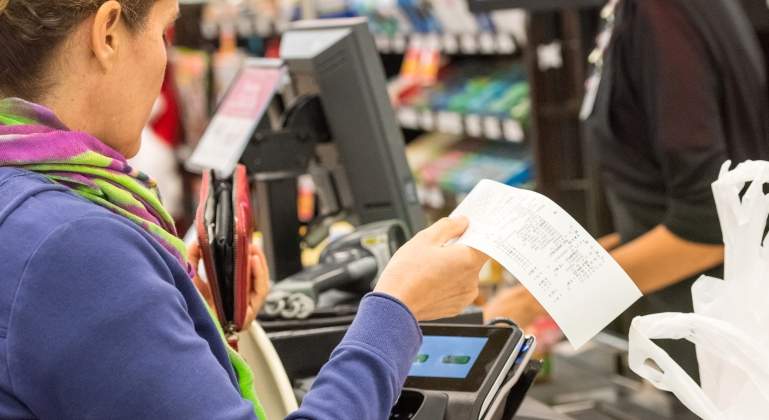 mujer-compra-tarje-fotoistock.jpg