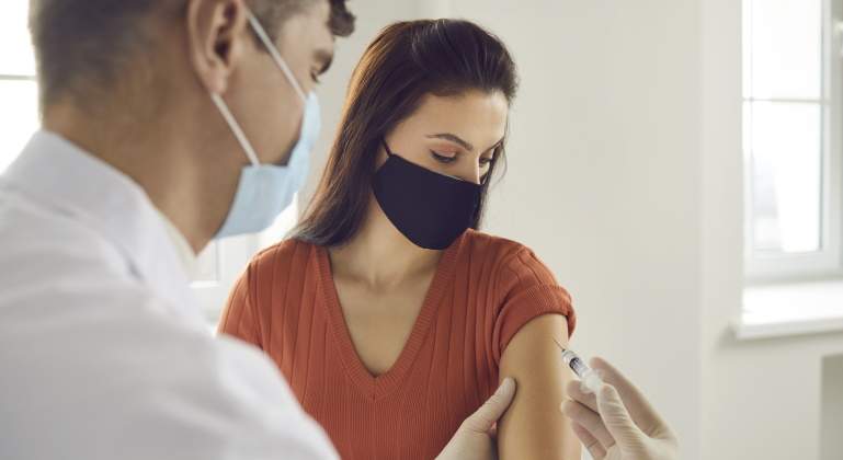 vacunas-mujeres-trombosis-janssen-astrazeneca-1.jpg