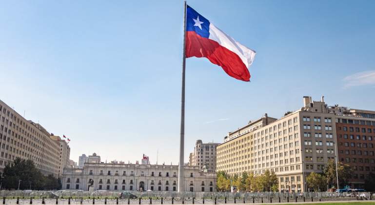 La bandera de Chile ondea delante del Palacio de la Moneda