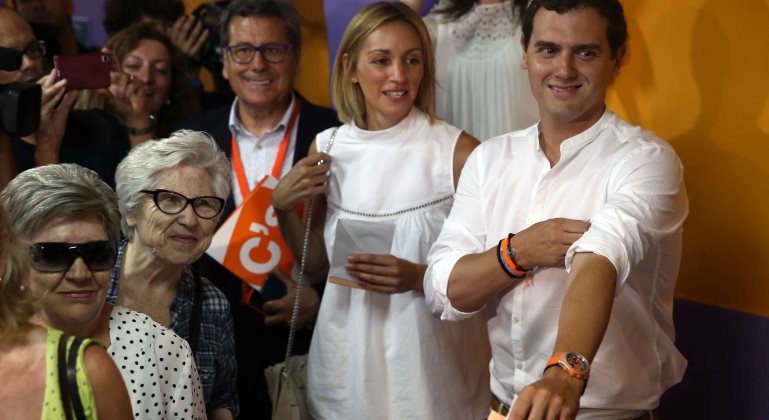 albertrivera-novia-vota26J-efe.jpg
